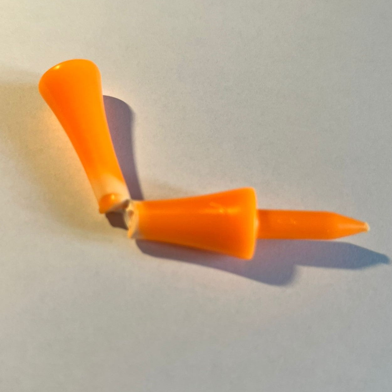 tee de golf en plastique cassé